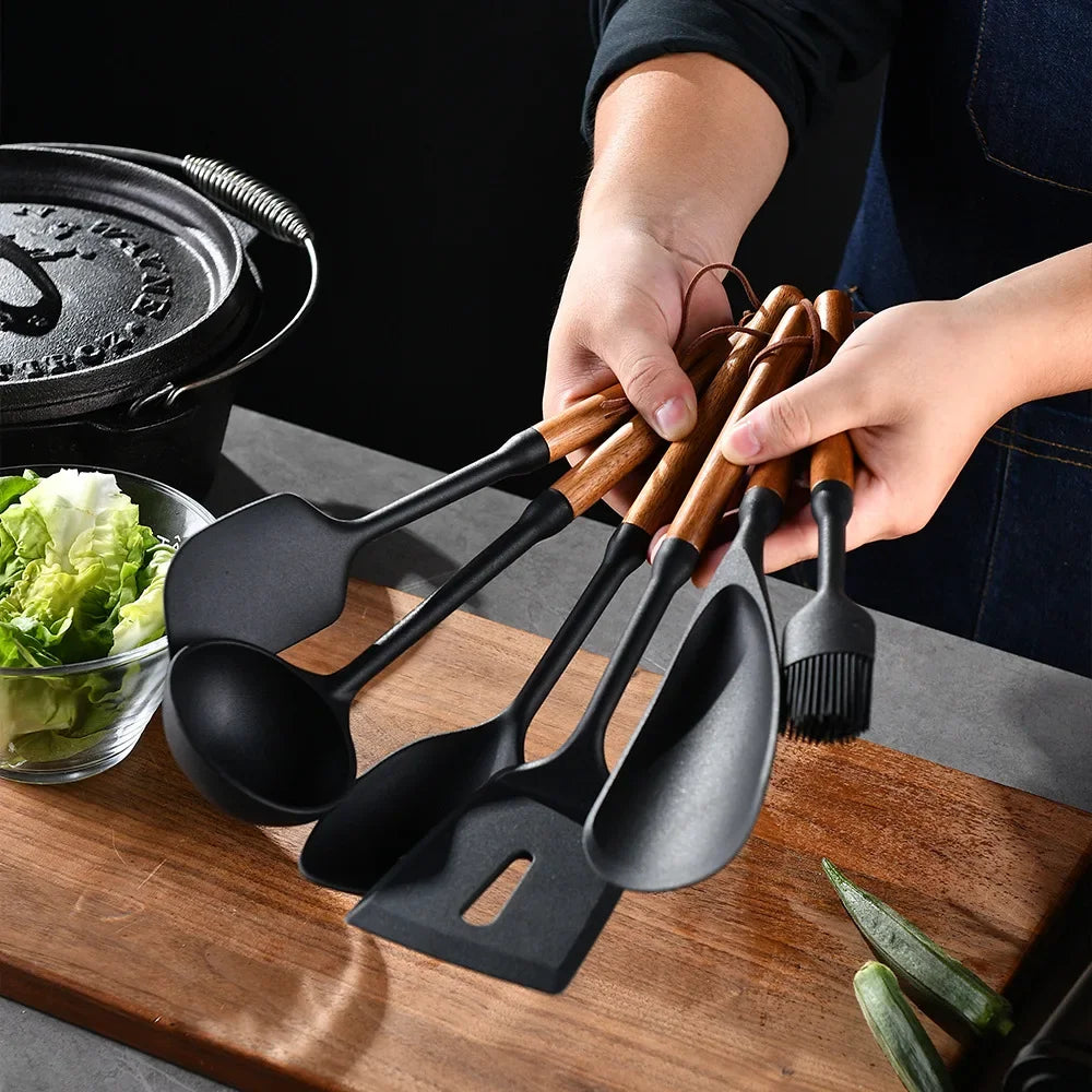 Set 7 piese ustensile de bucătărie din silicon cu mâner de lemn – unelte antiaderente: spatulă, strecurătoare, lingură pentru supă, lopățică și alte accesorii de bucătărie