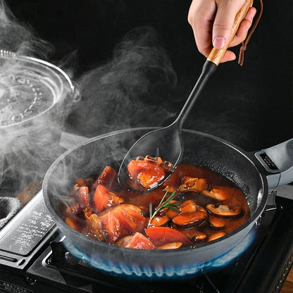 Set 7 piese ustensile de bucătărie din silicon cu mâner de lemn – unelte antiaderente: spatulă, strecurătoare, lingură pentru supă, lopățică și alte accesorii de bucătărie