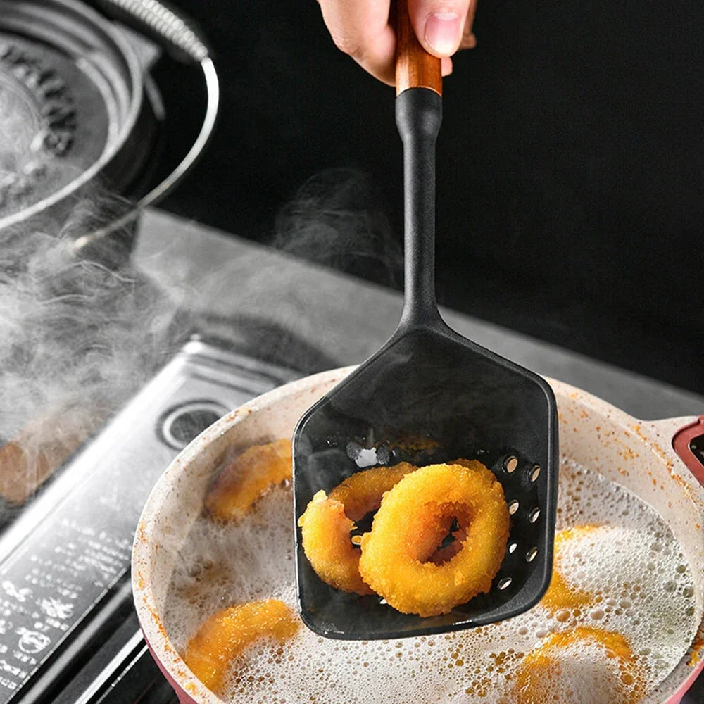 Set 7 piese ustensile de bucătărie din silicon cu mâner de lemn – unelte antiaderente: spatulă, strecurătoare, lingură pentru supă, lopățică și alte accesorii de bucătărie