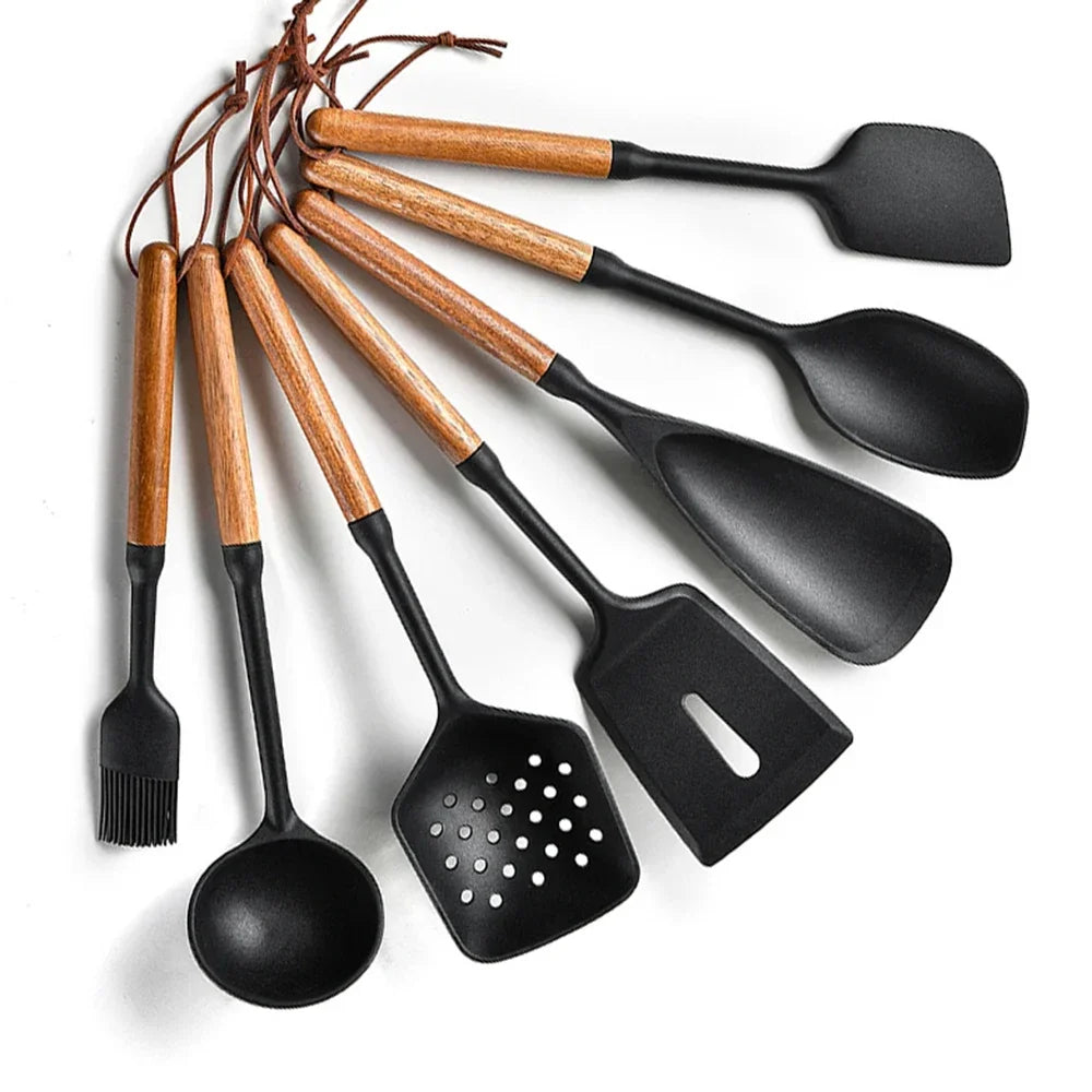 Set 7 piese ustensile de bucătărie din silicon cu mâner de lemn – unelte antiaderente: spatulă, strecurătoare, lingură pentru supă, lopățică și alte accesorii de bucătărie