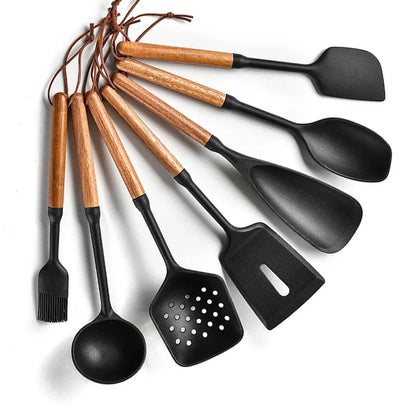 Set 7 piese ustensile de bucătărie din silicon cu mâner de lemn – unelte antiaderente: spatulă, strecurătoare, lingură pentru supă, lopățică și alte accesorii de bucătărie