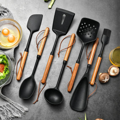 Set 7 piese ustensile de bucătărie din silicon cu mâner de lemn – unelte antiaderente: spatulă, strecurătoare, lingură pentru supă, lopățică și alte accesorii de bucătărie